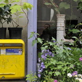 Boîte aux lettres jaune