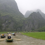 A la queue leu-leu à travers les pitons et les rizières