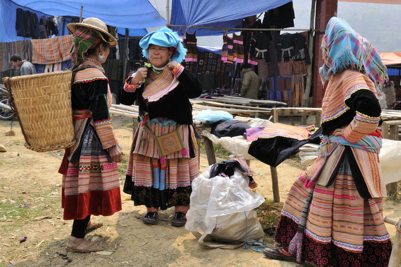 Petites femmes hmongs bariolés (ou fleuris)