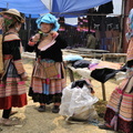 Petites femmes hmongs bariolés (ou fleuris)