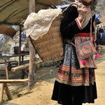 Vieille femme et son panier tressé