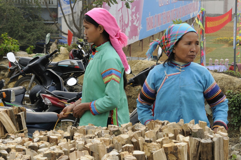 Des femmes nung vendent du bois de chauffage