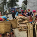 Petit marché aux bois à l'entrée de Bac Ha