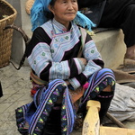 Femme Hmong et matériel agricole à vendre