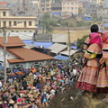 Sur le promontoire, quatre jeunes hmongs bariolées observent le marché