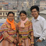 Man et les deux jeunes filles