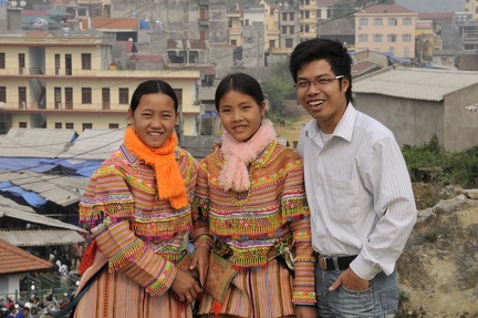 Man et les deux jeunes filles