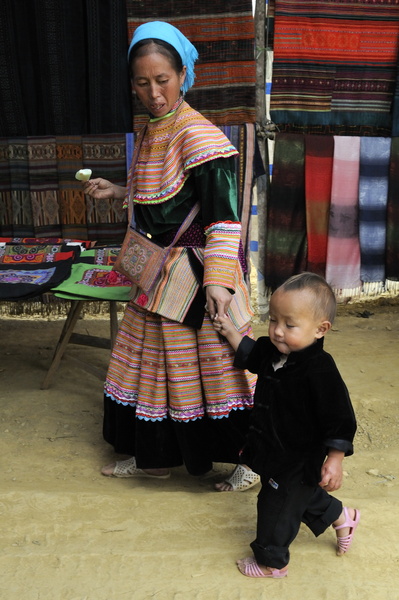 Jeune hmong et sa maman au marché de Bac Ha