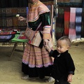 Jeune hmong et sa maman au marché de Bac Ha