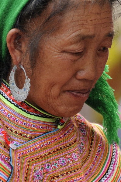 Vieille femme hmong bariolé