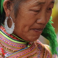 Vieille femme hmong bariolé