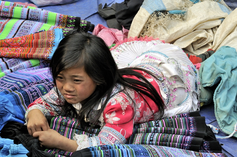 Gamine hmong dans les tissus à vendre