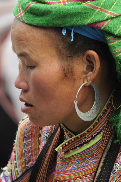 Femme hmong bariolé