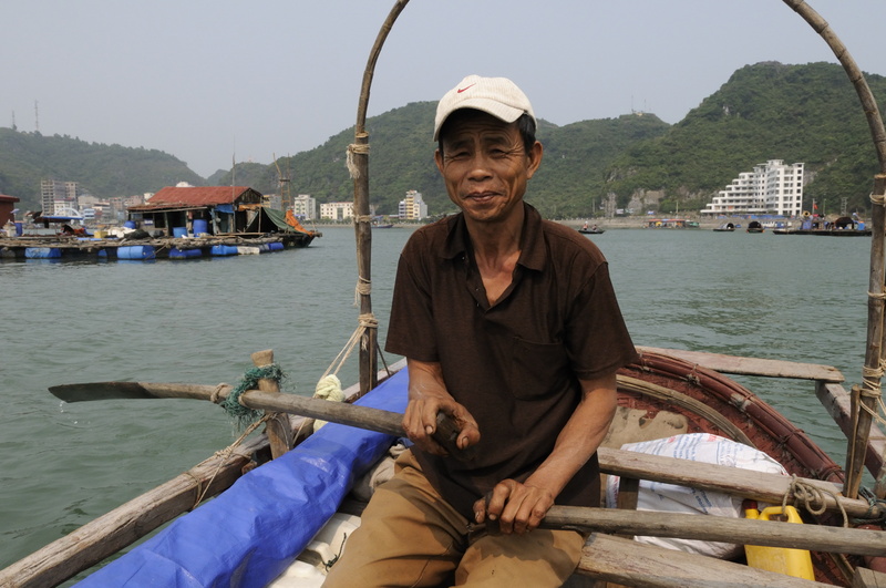 Pour quelques pièces, ce pêcheur nous fait visiter le village