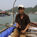 Pour quelques pièces, ce pêcheur nous fait visiter le village
