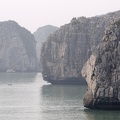 La côte de l'Ile de Cat Ba est semblable aux pitons de la Baie d'Along