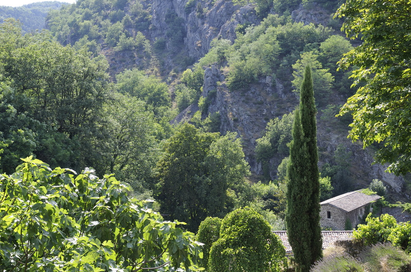 Thorrenc, niché au fond d'une gorge