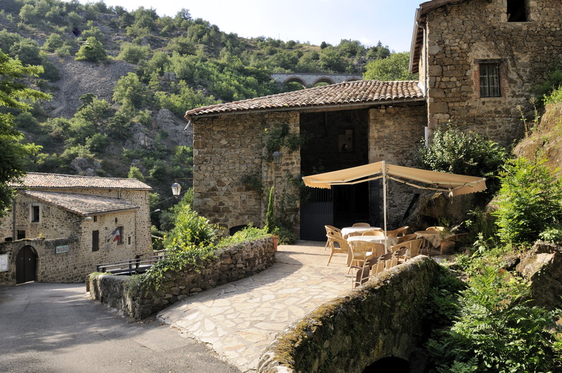 La terrasse de l'Auberge du Thorrenc (au fond, la mairie)