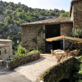 La terrasse de l'Auberge du Thorrenc (au fond, la mairie)