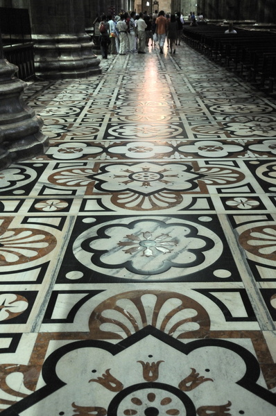 Le pavage de marbre de la Basilique de Milan