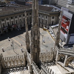 Place sur la droite de la basilique