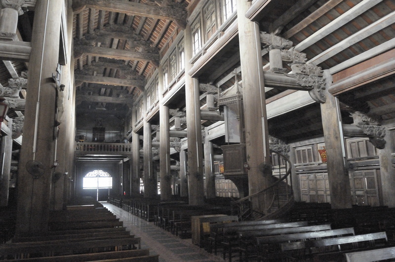 La nef de la Cathédrale de Phat Diem, coté obscur