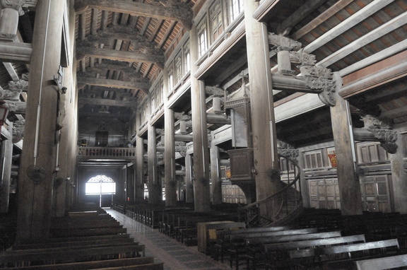 La nef de la Cathédrale de Phat Diem, coté obscur