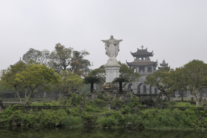 La statue du Christ Roi au milieu du plan d'eau