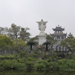 La statue du Christ Roi au milieu du plan d'eau