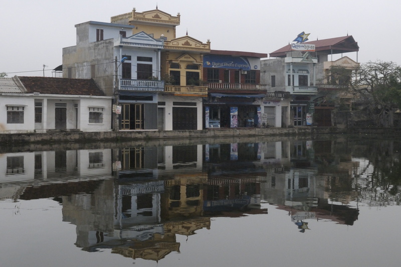 Reflets dans le plan d'eau de Phat Diem