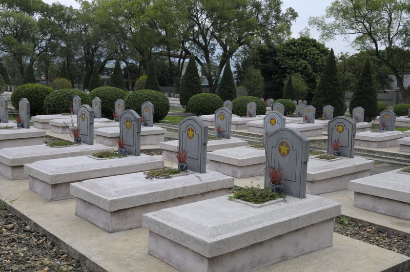 L'alignement des tombes de quelques uns des 15 000 vietnamines morts dans les combats