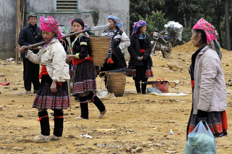 Les femmes H'Mong et Dao affluent pour vendre ou acheter