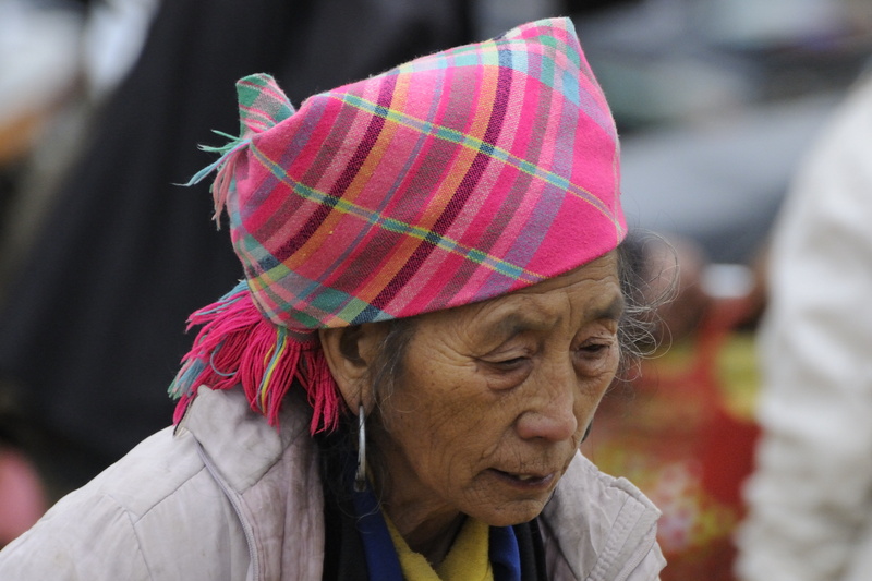 Le blouson vient recouvrir l'habit traditionnel : il fait froid ce matin