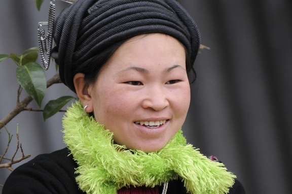 Jeune fille au foulard vert