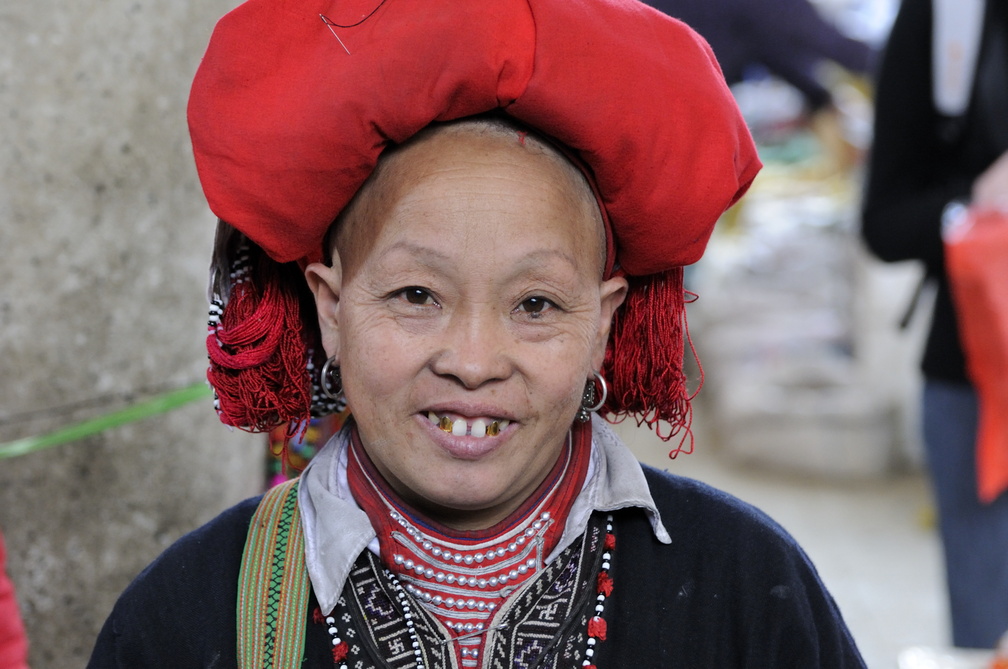 Sourire doré et perles