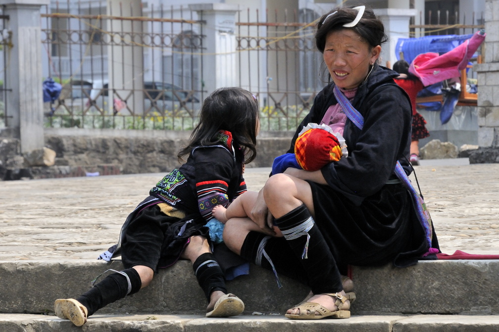 Femme hmong noir et ses deux enfants