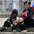 Femme hmong noir et ses deux enfants