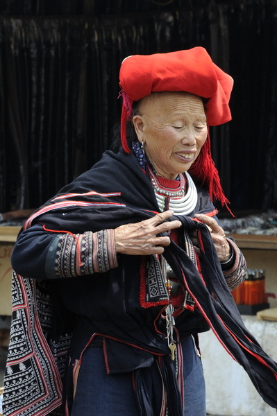 Femme Dao (ou Dzao ou Yeo ou  Man) rouge