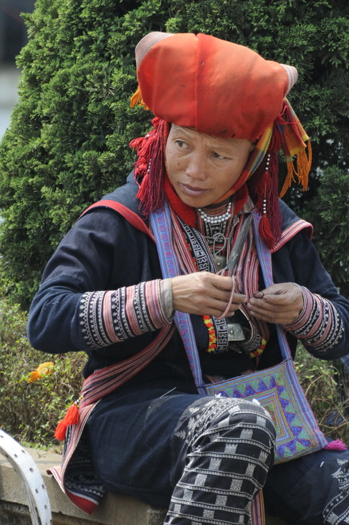 Le pantalon est aussi richement brodé chez les Dao rouge