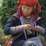 Le pantalon est aussi richement brodé chez les Dao rouge