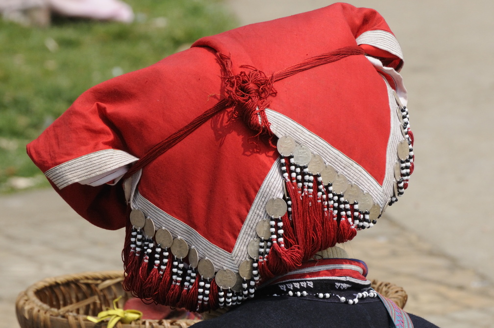 Fichu rouge et pièces d'argent