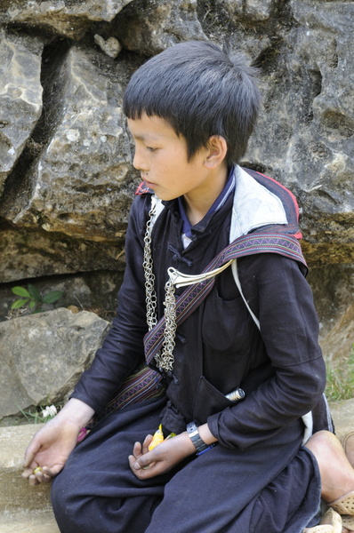 Jeune hmong en tenue traditionnelle