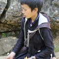 Jeune hmong en tenue traditionnelle