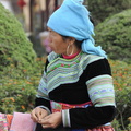 Femme hmong bariolé (ou fleuri)