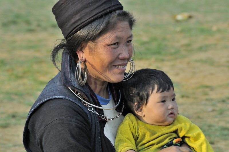 Femme aux colliers et au bébé Hmong noir