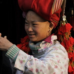 Femme Dao rouge dans la lumière de la fin d'après-midi