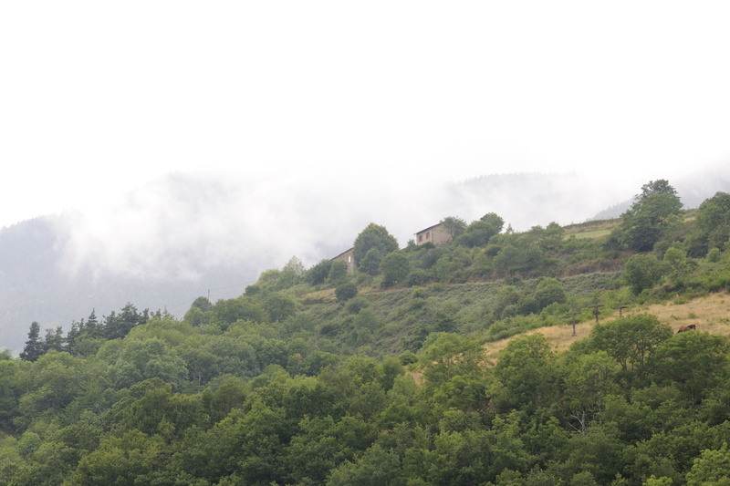 Les fermes isolées se distinguent à peine dans la montagne