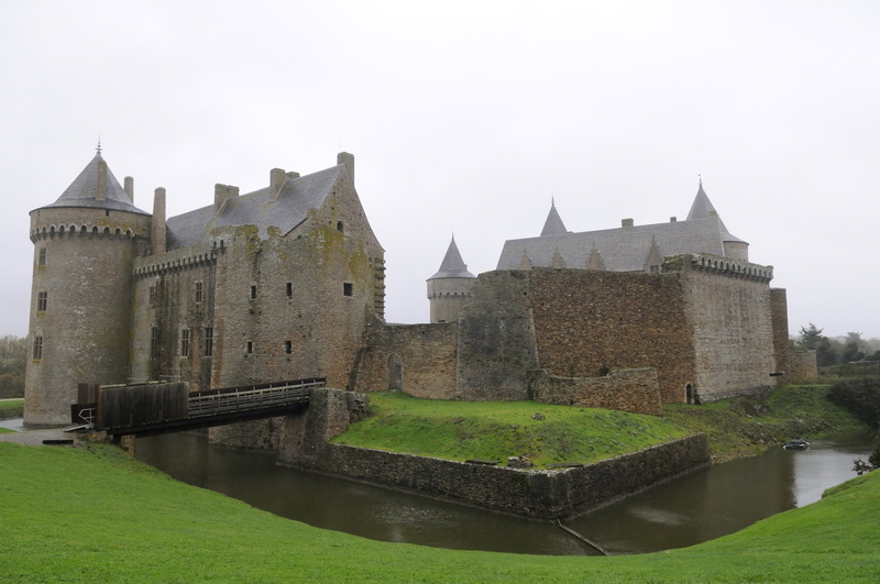 La pelouse, les douves et les bâtiments du Château de Suscinio