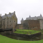 La pelouse, les douves et les bâtiments du Château de Suscinio