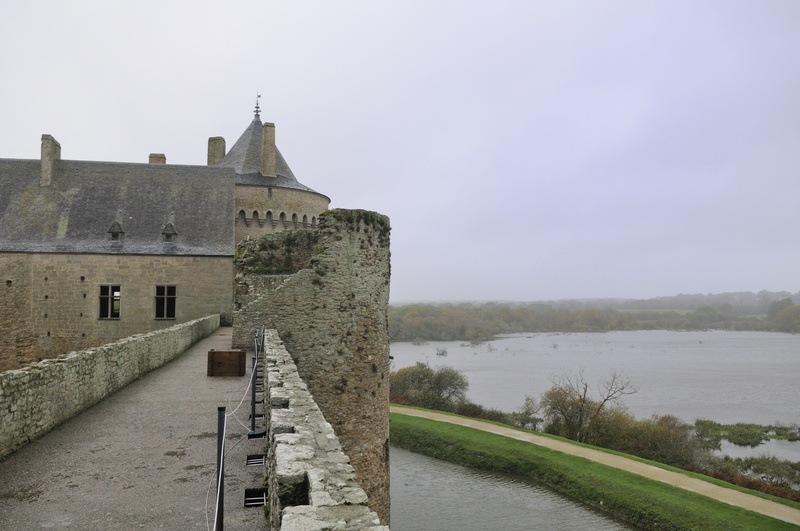 Chemin de ronde entre les deux corps de logis